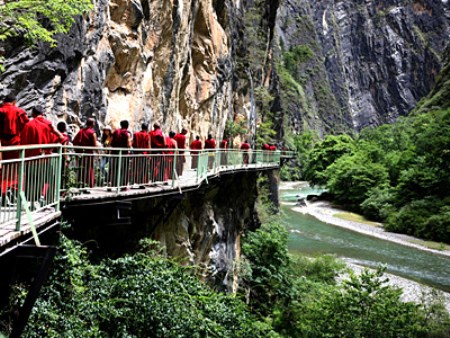 巴拉格宗大峡谷-溪流栈道.jpg