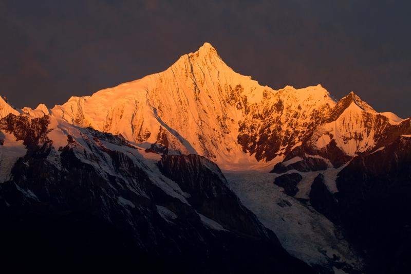 梅里雪山——寒威千里望，玉立雪山崇